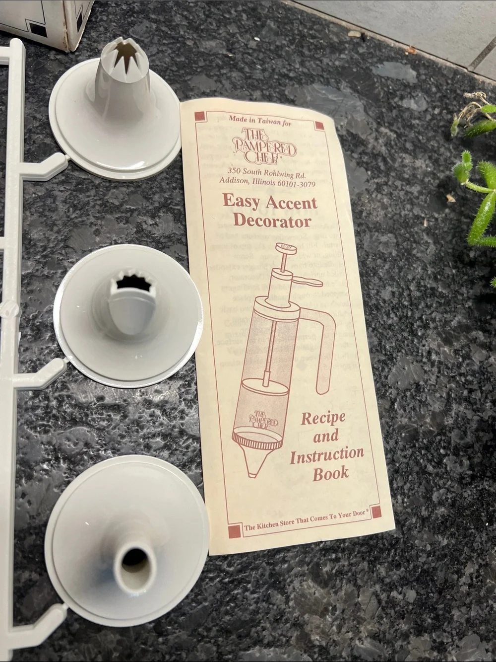 The Pampered Chef Easy Accent Decorator Set - White and Clear. New in box.